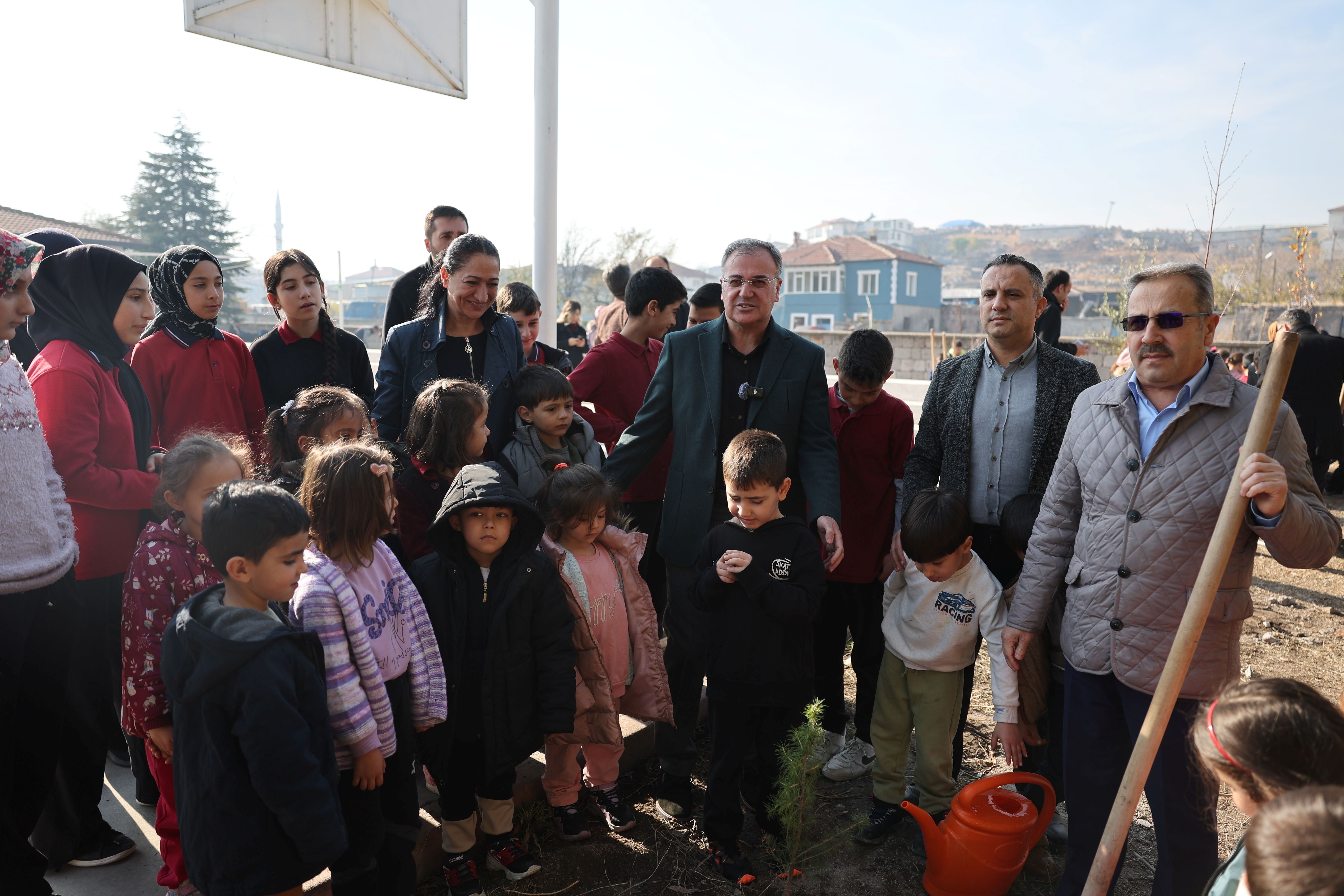 Hacılar'da Öğrencilerle Birlikte Ağaç Dikme Etkinliği